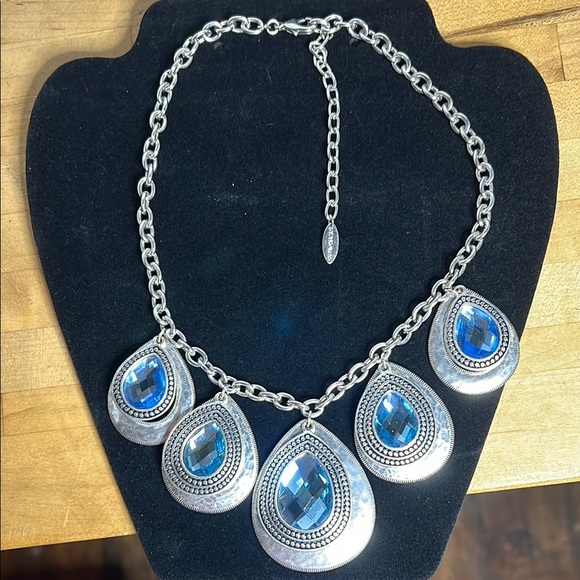 Elegant Silver and Blue Circular Pendant Necklace - Picture 6 of 9